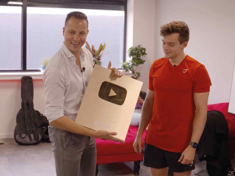Jeroen Toet heeft een gouden Youtube button in zijn hand.