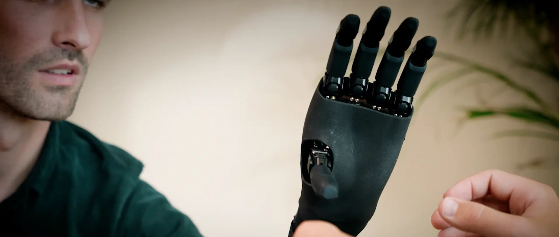 Een shot uit een video voor Manometric. Een man kijkt naar een kunstmatige hand.